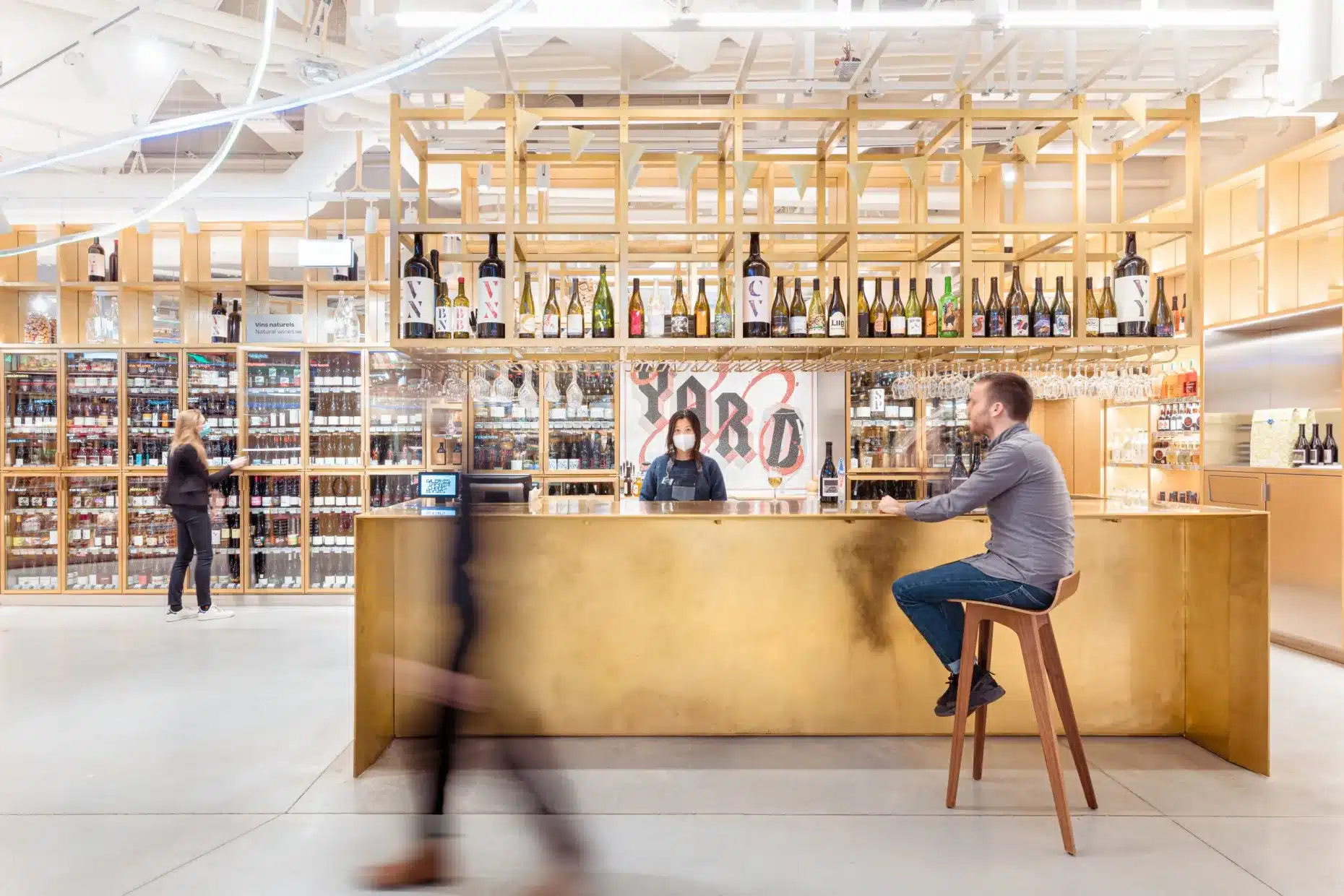 Réinventer la vente de vin : le pari du Bar Yard sur les Champs-Élysées